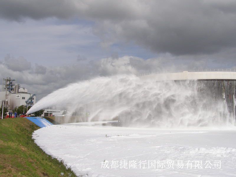 泡沫灭油库火2.jpg