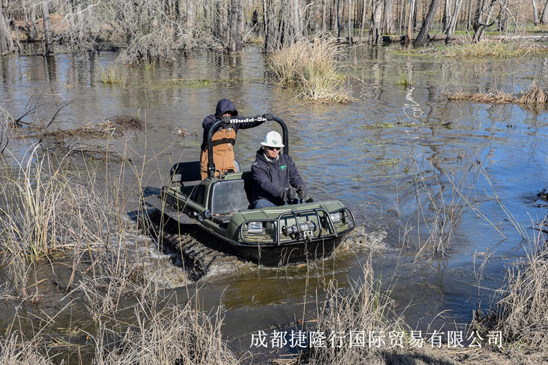 八轮车在沼泽地.jpg